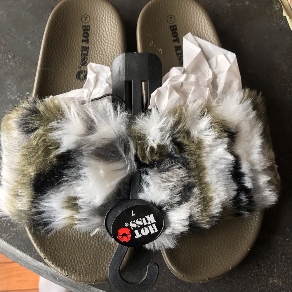 Hot kiss sandals size 7